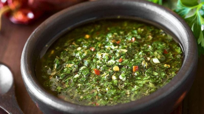 El disputado origen del chimichurri, la famosa salsa que une a los argentinos