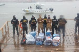 Interceptan lancha con 488 paquetes de cocaína