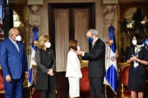 Gobierno entrega premio excelencia magisterial