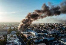 Gran humareda en la ciudad capital por incendio en colchonería