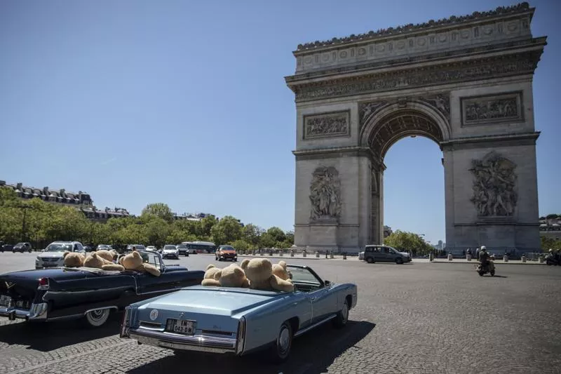 Francia levanta obligación de mascarilla y toque de queda