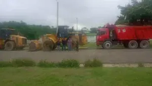 Incautan tres camiones y detienen tres personas por extraer materiales de mina clausurada en Santiago