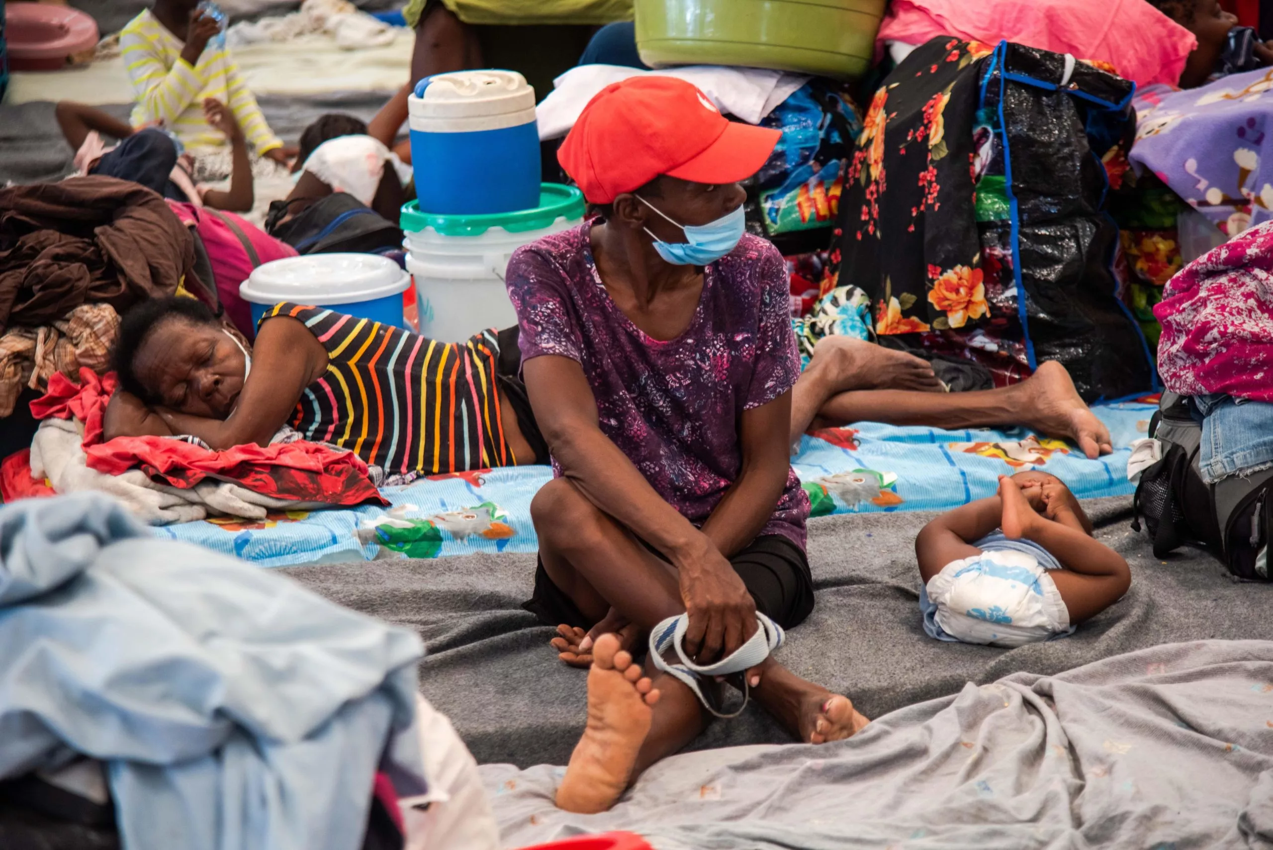 Miles de haitianos viven hacinados en gimnasio para huir de la guerra urbana