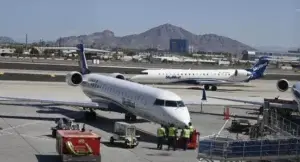 Hombre salta de un avión en la pista del aeropuerto de Los Ángeles