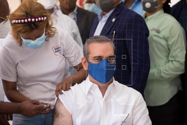 Presidente dominicano dice no vacunarse contra la Covid “es un pecado»
