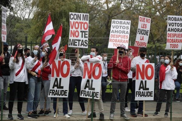 Entre gritos de fraude y pedidos de calma, Perú mantiene la tensión extrema
