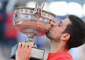 Djokovic reconquista París tras remontar a Tsitsipas