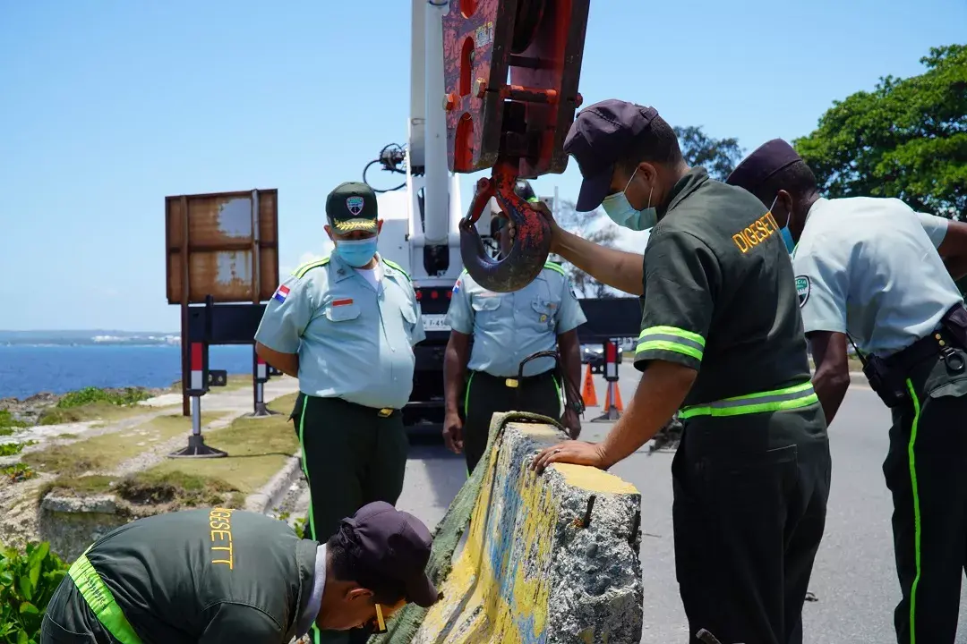 Colocan muros en el Malecón para evitar accidentes de tránsito