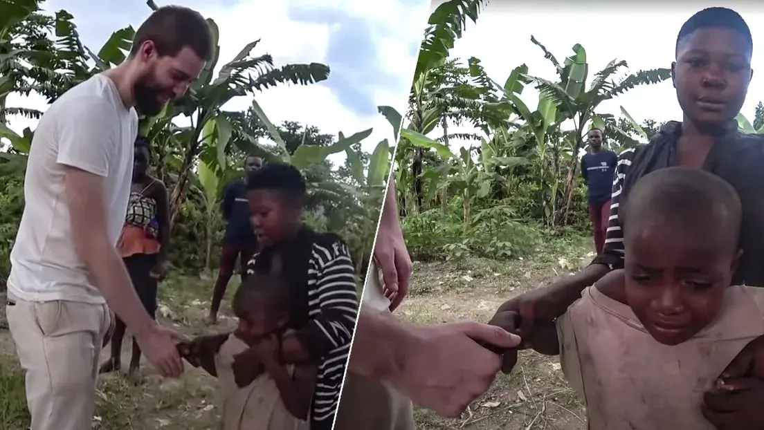 Una niña africana ve por primera vez a un hombre blanco y rompe a llorar al pensar que era un fantasma que se la iba a comer