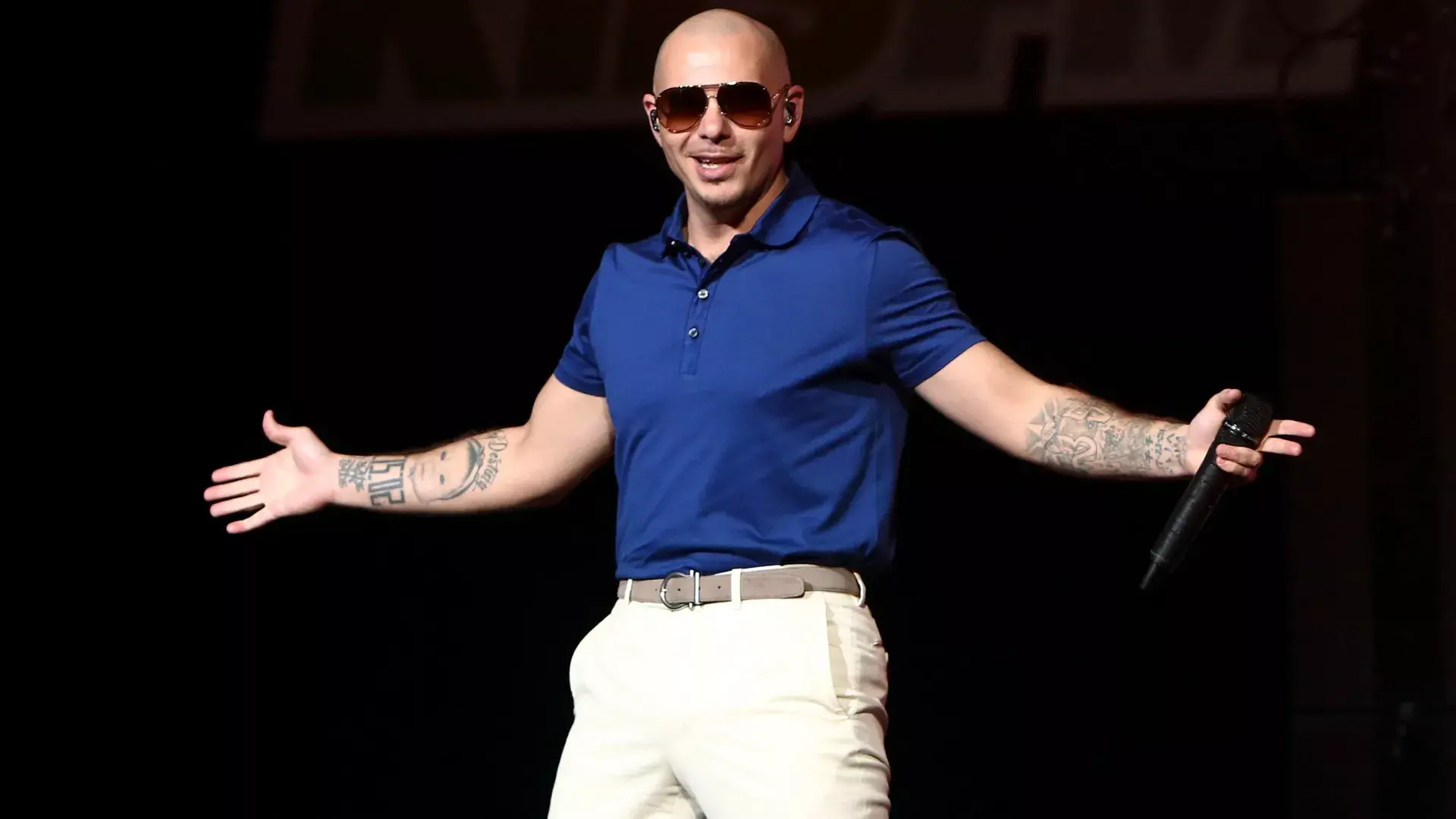 Pitbull da nombre a estadio de fútbol americano de universidad de Miami