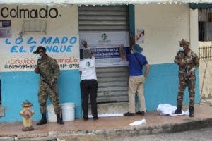 Pro Consumidor cierra colmados que reabrieron tras ser clausurados por vender bebidas adulteradas