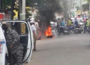 Motociclistas protestan en calles Imbert contra “multas abusivas” de la DIGESETT