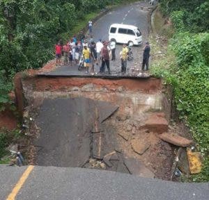 Varias comunidades incomunicadas tras desplomarse un puente en Monte Plata