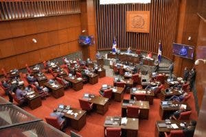 Senadores piden postergar reforma fiscal y diputados califican propuesta de chantaje