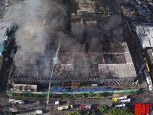 Se incendia fábrica de colchones La Reina en el Ensanche La Fe