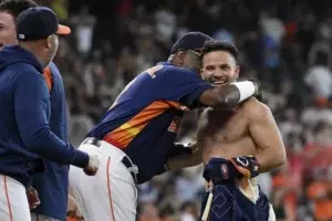 Con jonrón de Altuve, los Astros dejan en el terreno a los Yanquis