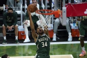 Giannis anota 41 y los Bucks acortan distancias ante los Suns en las Finales de la NBA