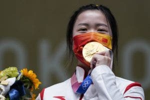 Yang de China se lleva el primer oro en los agitados Juegos Olímpicos de Tokio