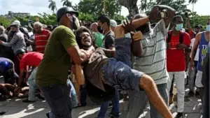 Inusual multitudinaria protesta en Cuba