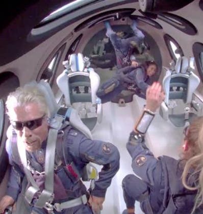 Richard Branson conquista el espacio en vuelo de prueba
