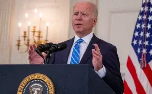 Republicanos arremeten contra el plan de vacunación de Biden