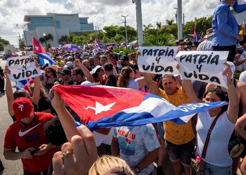 EE.UU. revisa su política hacia Cuba para “incentivar” un cambio en la isla
