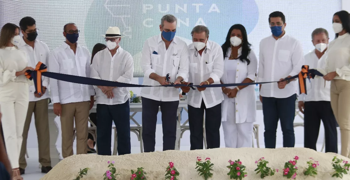 Luis Abinader, al centro, junto a los ejecutivos del proyecto.