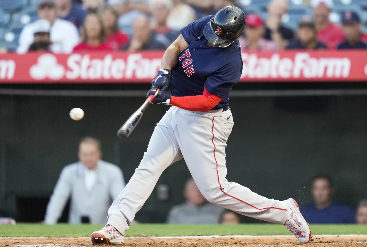 Grand slam de Rafael Devers da a Medias Rojas triunfo ante Bravos