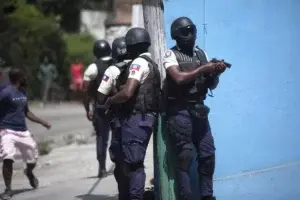 Haití arresta a 3 policías e instala nuevo primer ministro