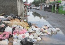 Moradores de SDE se quejan por basura y charcos de agua en sus calles