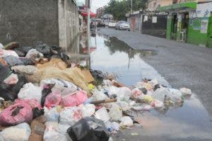 Moradores de SDE se quejan por basura y charcos de agua en sus calles