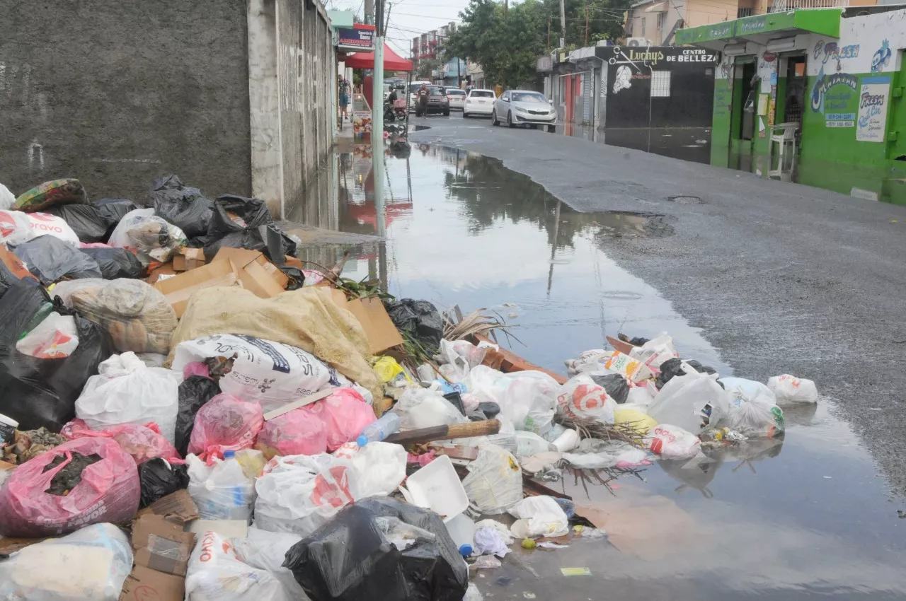 Multan con un millón de pesos a una empresa por lanzar basura en calle de Santo Domingo Este