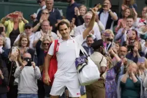 Roger Federer dice adiós en cuartos de final de Wimbledon