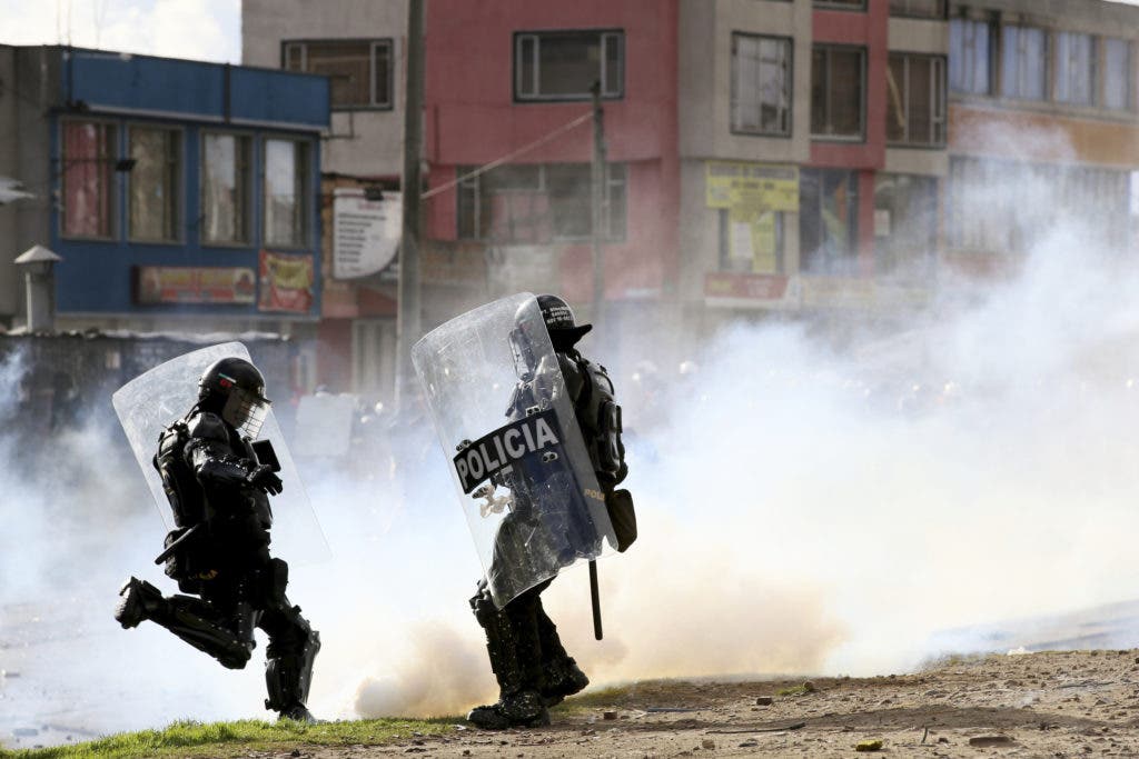 Days of confrontation with scum attack. Colombian protestor solely hadle.