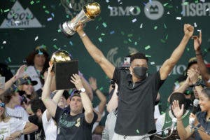 Bucks festejan su título con desfile ante sus aficionados