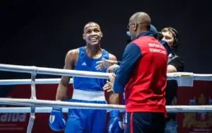 Cedeño gana en boxeo y pasa a cuartos de finales en busca de medalla