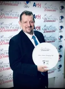 Chef Alberto Martin gana premio como mejor jefe de cocina