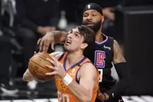 Dario Saric de los Suns sale del Juego 1 con una lesión en la rodilla