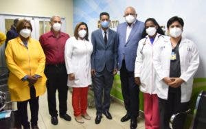 Ministro de Educación visita niños con cáncer del Robert Reid Cabral