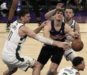 Suns pierden a Saric por lesión de ligamentos en la rodilla