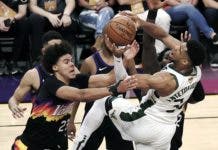 Antetokounmpo confía en hacer cambios para poder frenar a Paul y Booker