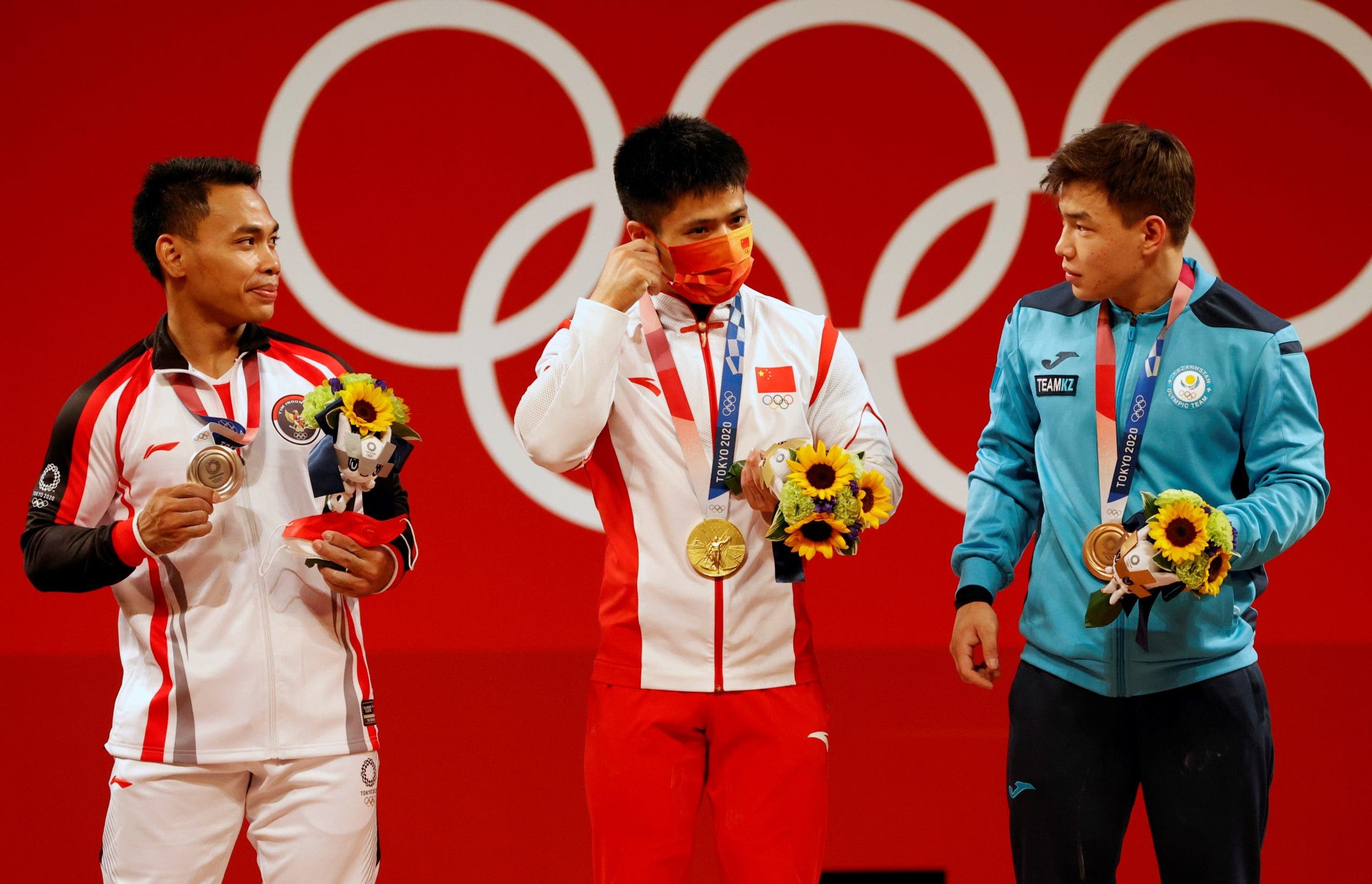 Medallistas olímpicos podrán posar sin mascarilla en podio