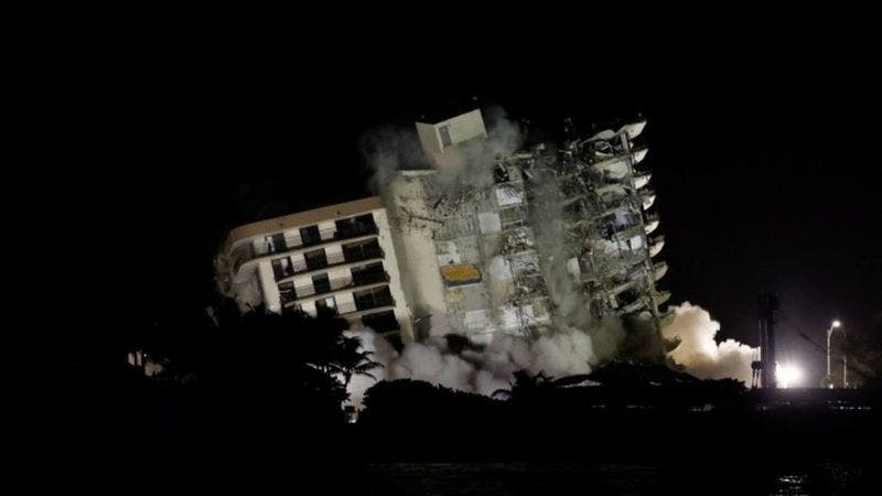 Derriban los restos del complejo Champlain Towers South que colapsó en Miami
