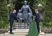 Guillermo y Enrique develan estatua de la princesa Diana