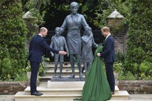 Guillermo y Enrique develan estatua de la princesa Diana