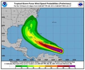 El huracán Elsa se intensifica en su avance por el este del Caribe