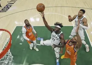 Middleton y Bucks empatan las Finales ante Suns