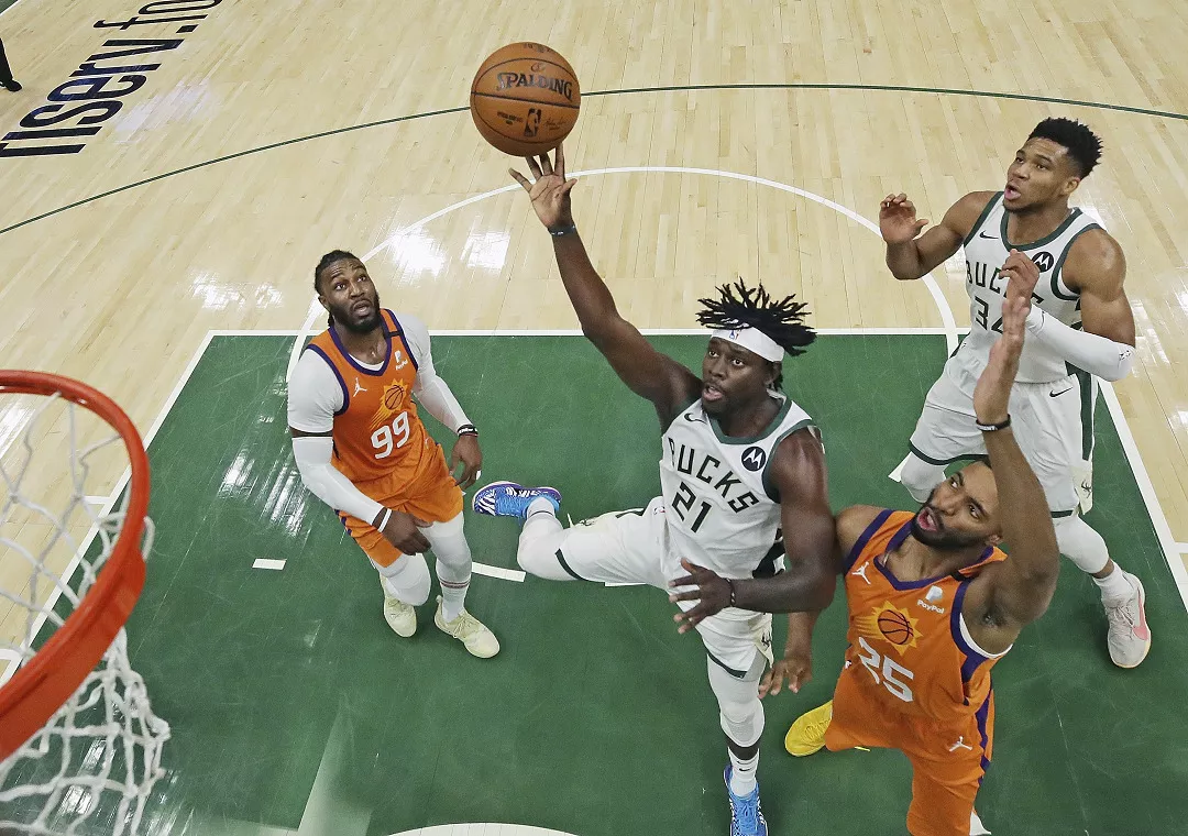 Middleton y Bucks empatan las Finales ante Suns