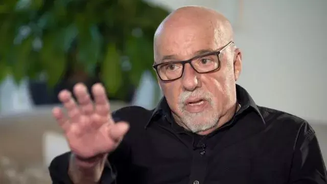 Paulo Coelho apoya un festival cultural vetado por el Gobierno de Bolsonaro