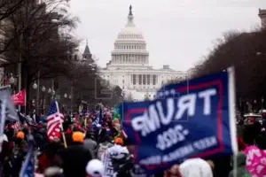 Republicanos se desmarcan de asaltante al Capitolio que acompañó congresistas